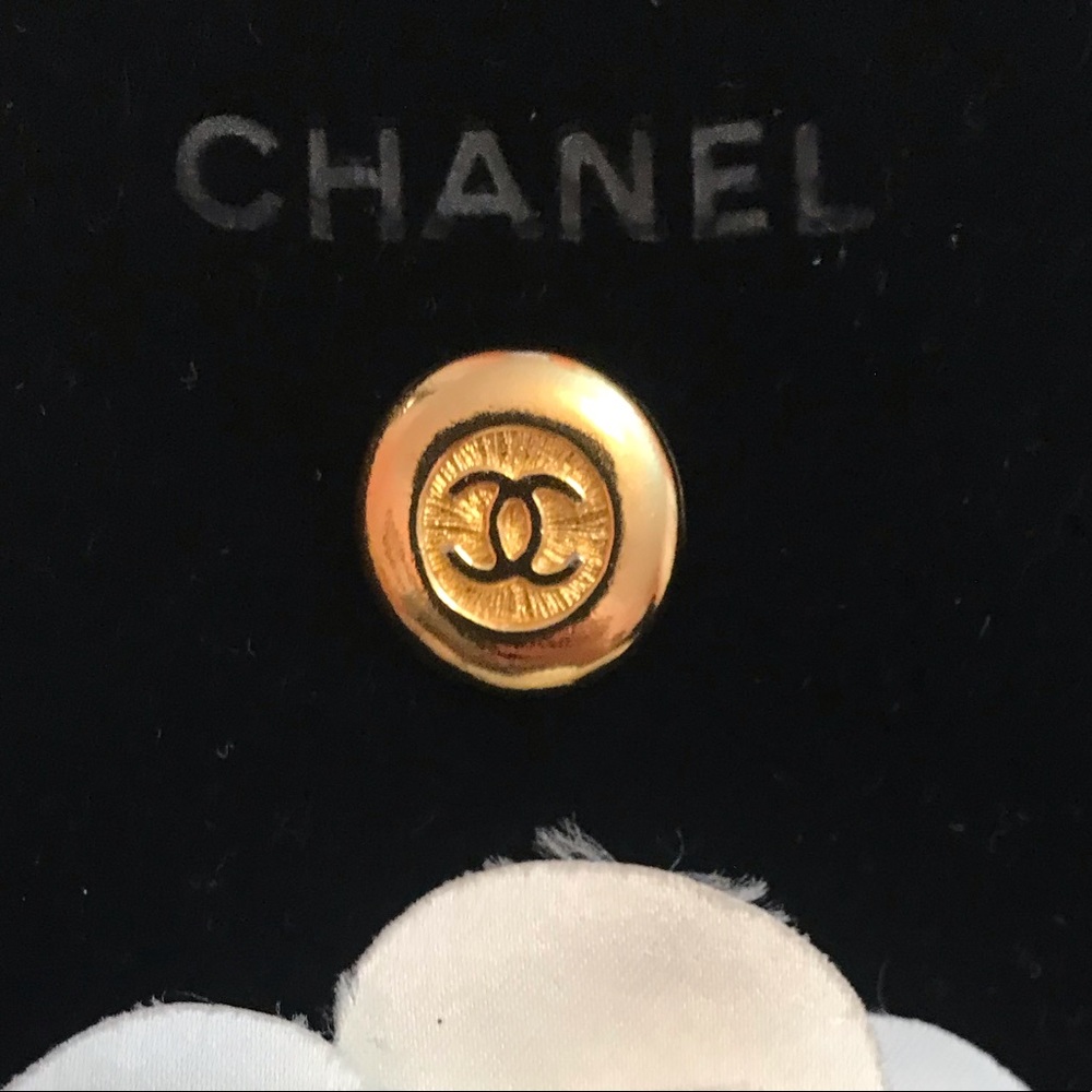 CHANEL 💯 % AUTHENTIC VINTAGE BUTTON